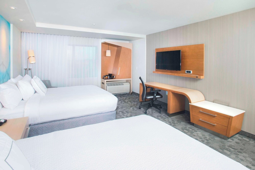 Room, 2 Queen Beds (Mobility Accessible, Tub) photo 3