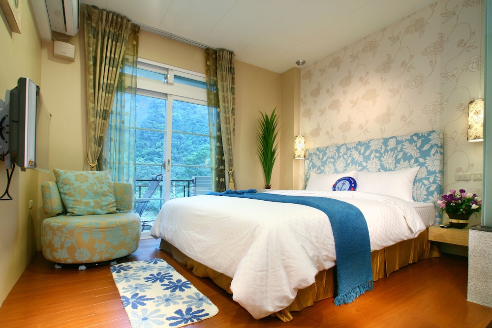 Standard Double Room, 1 King Bed, Balcony, River View photo 1