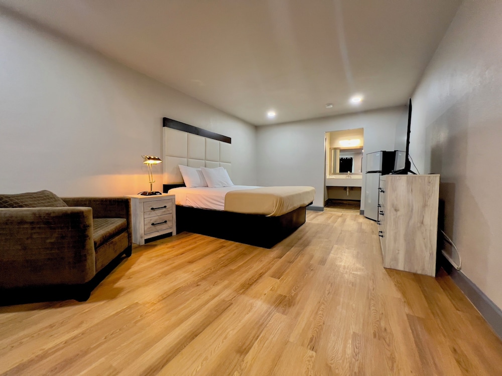 Economy Room, 1 King Bed, Non Smoking photo 2