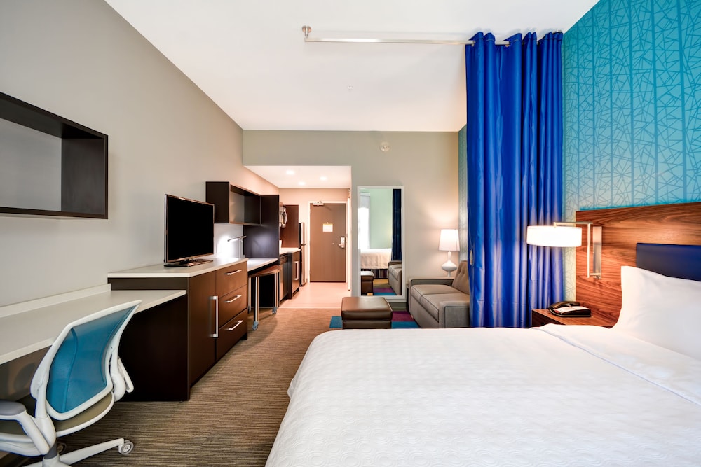 Suite, 1 King Bed, Accessible, Bathtub photo 2
