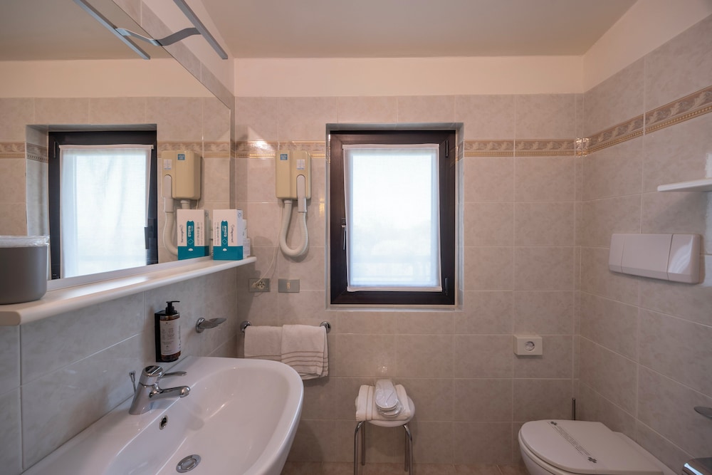 Double or Twin Room, Balcony, Partial Lake View - Photo 10