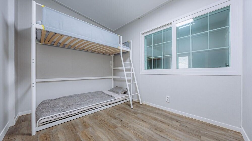 Room (day) - Photo 2