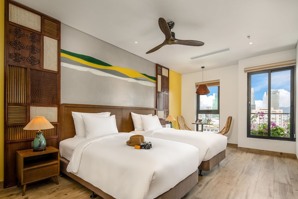 Center Deluxe Twin, City View - Photo 1