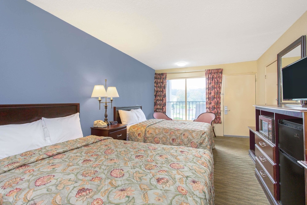 Room, 2 Double Beds, Non Smoking (Pet Friendly) photo 3
