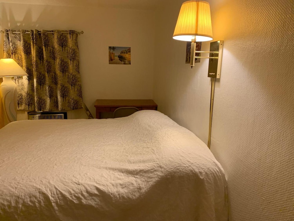 Basic Single Room, 1 King Bed photo 2