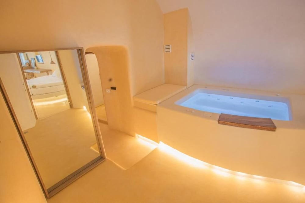 4 Deluxe Cliff Cave Suite (Indoor Massage Pool) - Photo 6