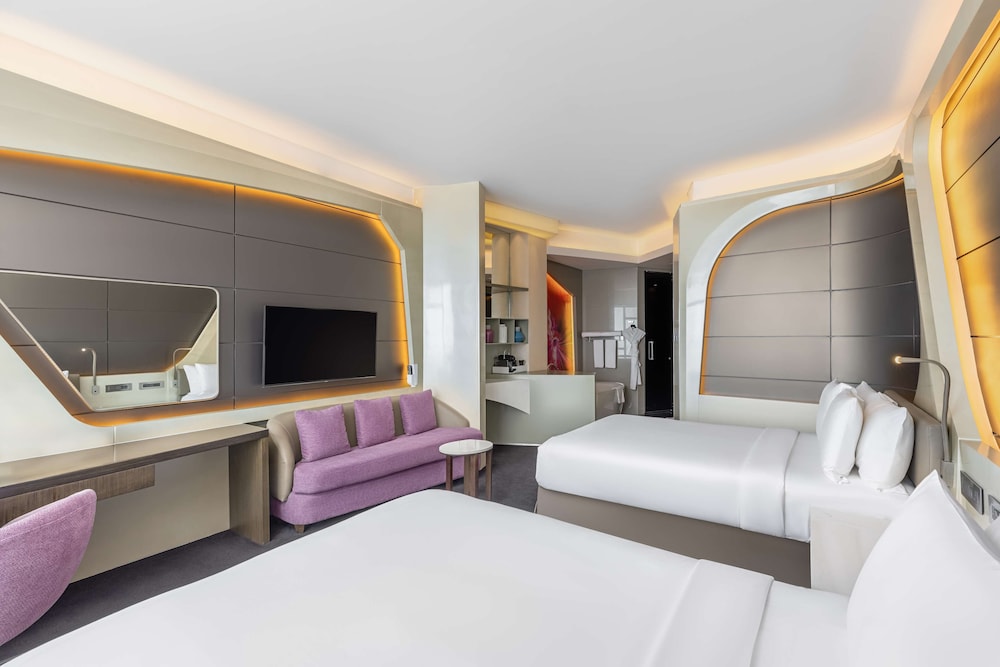 Deluxe Room, 2 Queen Beds, Canal View