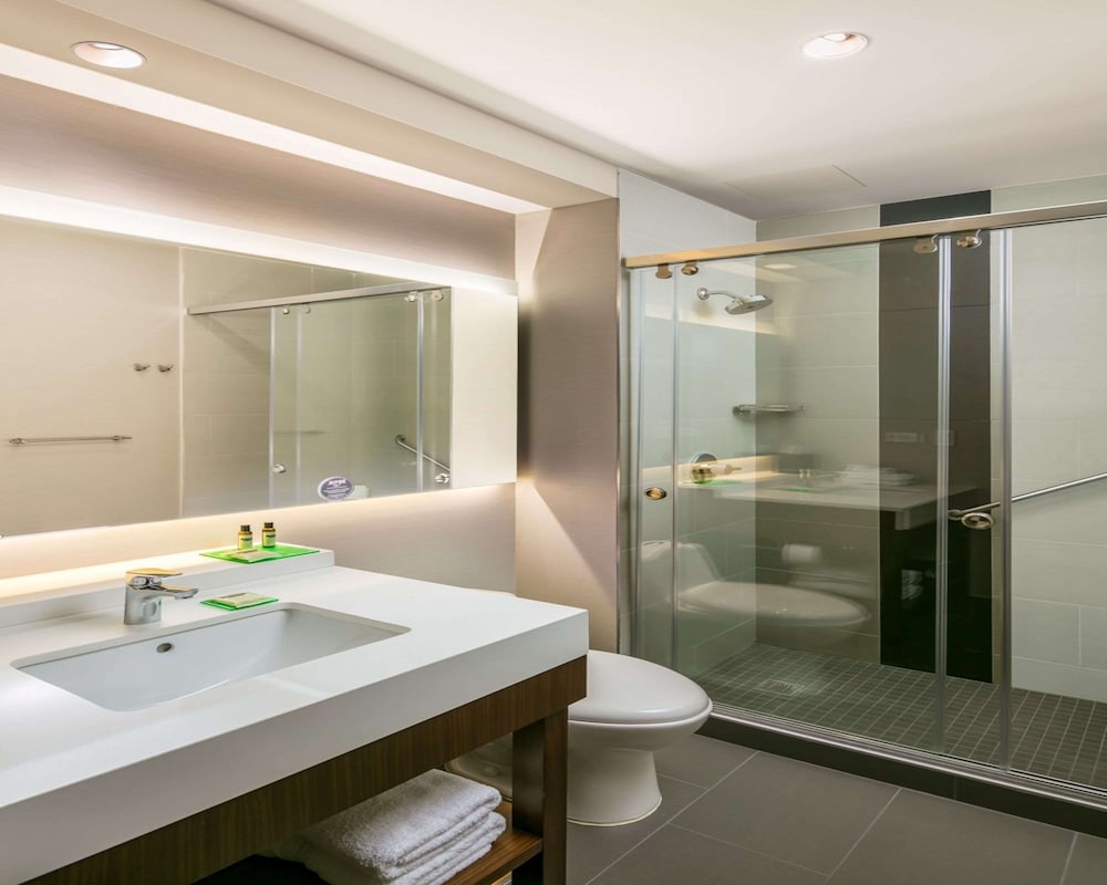 Deluxe Room, Multiple Beds (High Floor) - Photo 7