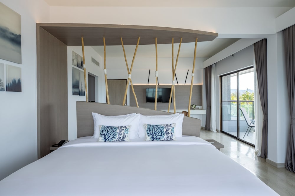 Suite, 1 King Bed (Ocean) - Photo 13