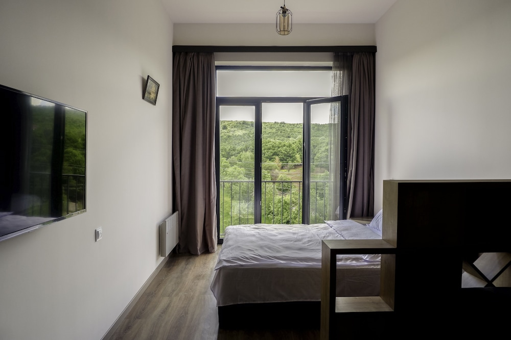 Classic Suite, 1 Queen Bed With Sofa Bed, Mountain View photo 1