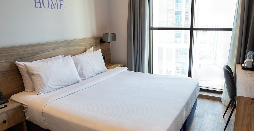 Standard Room, 1 King Bed (includes 25% off F&B) photo 3