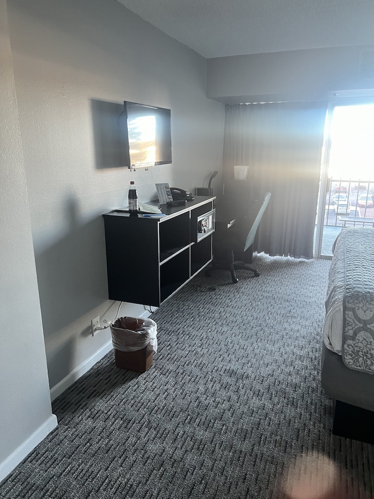 Standard Room, 1 Queen Bed, Balcony photo 2