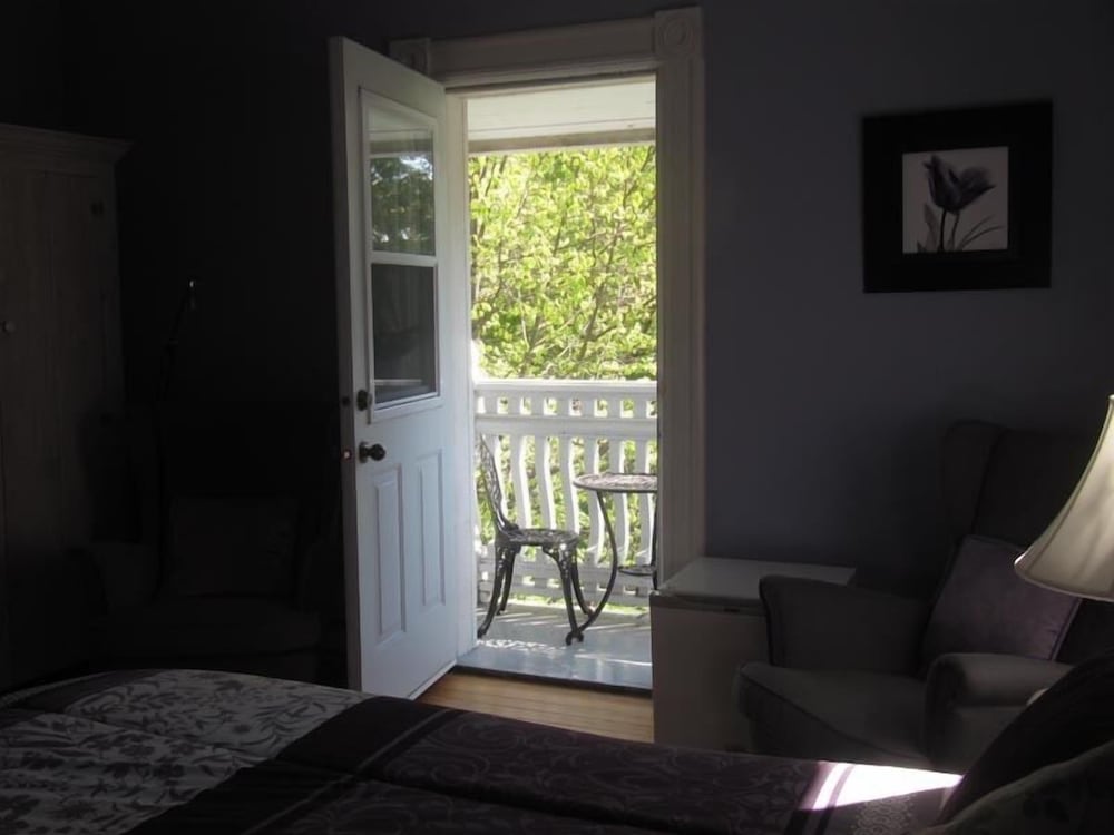 Signature Double Room, 1 King Bed, Non Smoking, Garden View (Gatineau) photo 3