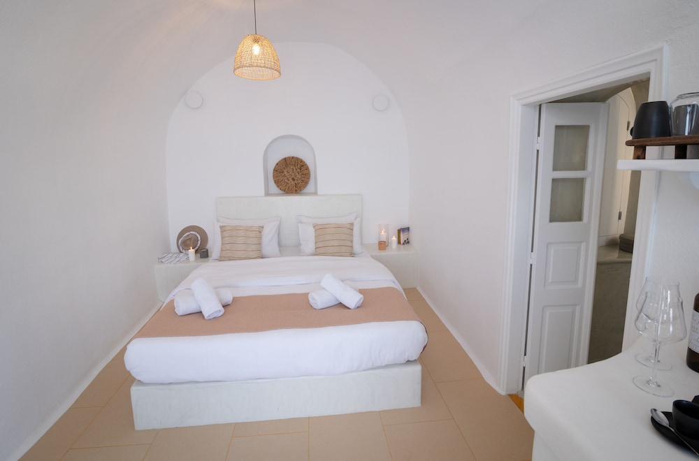 Blue Dome Double Room with Caldera View
