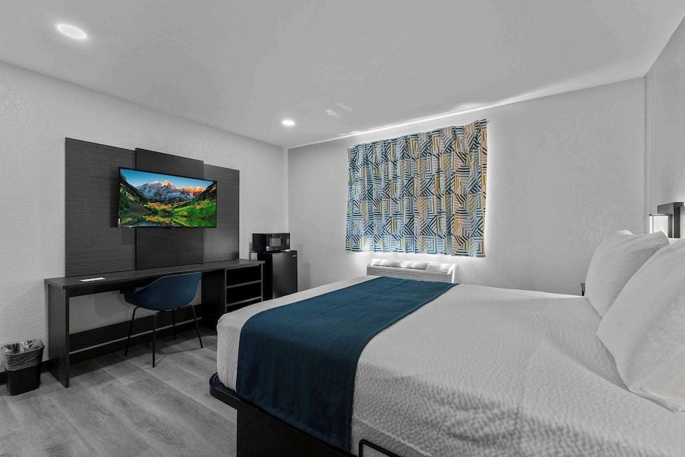 Standard Room, 1 Queen Bed, Non Smoking - Photo 1
