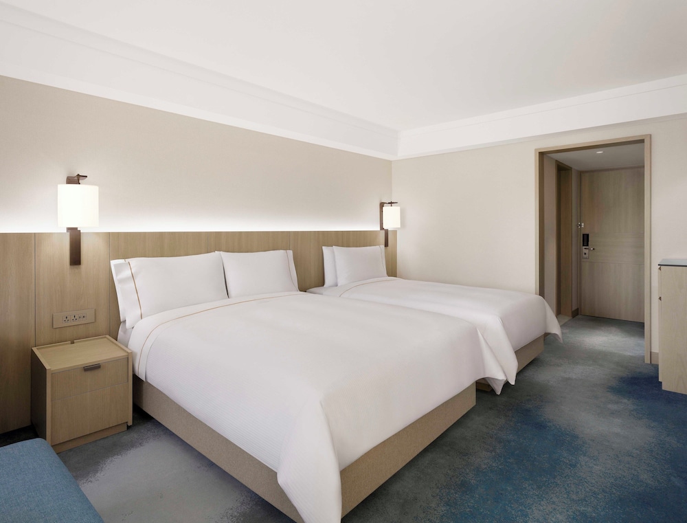 Deluxe Park Family, Guest room, 1 Queen and 1 Twin, Dongbaek Park view - Photo 3