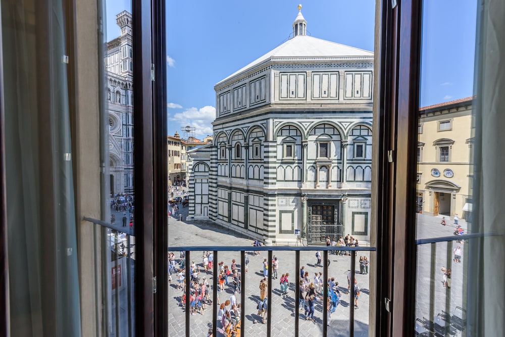 Executive Suite (Duomo View) thumbnail 5