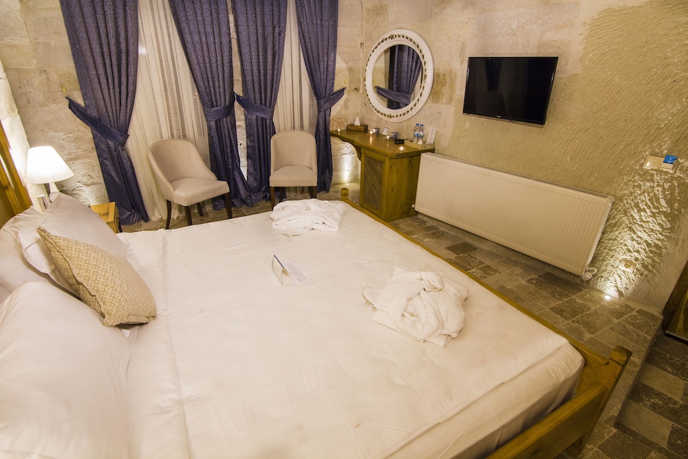 Premium Honeymoon Cave Suite photo 1