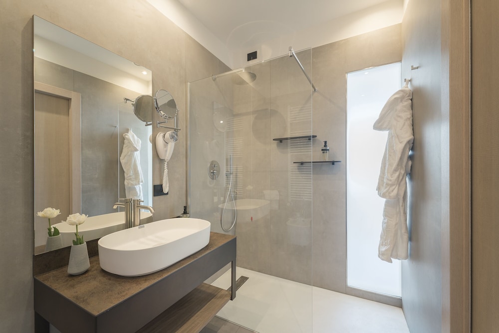 Panoramic Suite, Jetted Tub, Lake View - Photo 2