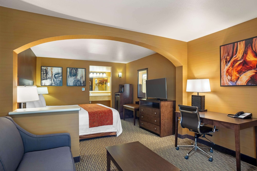 Suite, 1 King Bed, Non Smoking, Refrigerator & Microwave photo 3