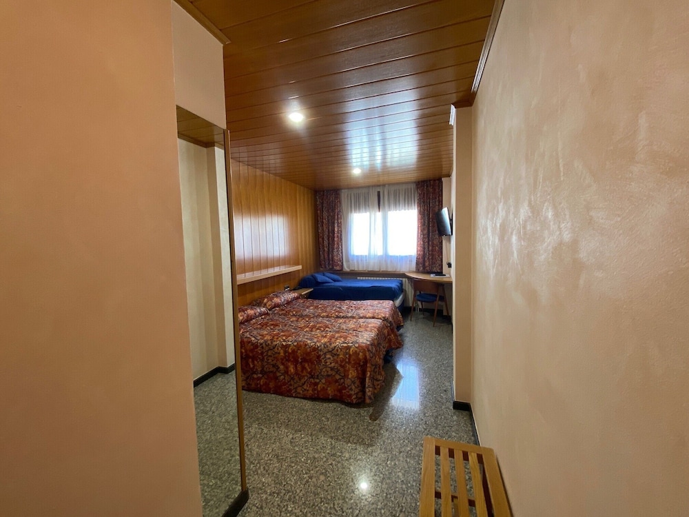 Triple Room - Photo 9