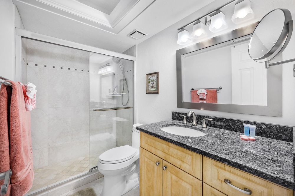 Condo, Multiple Beds (Beachfront condo in resort-style comm)