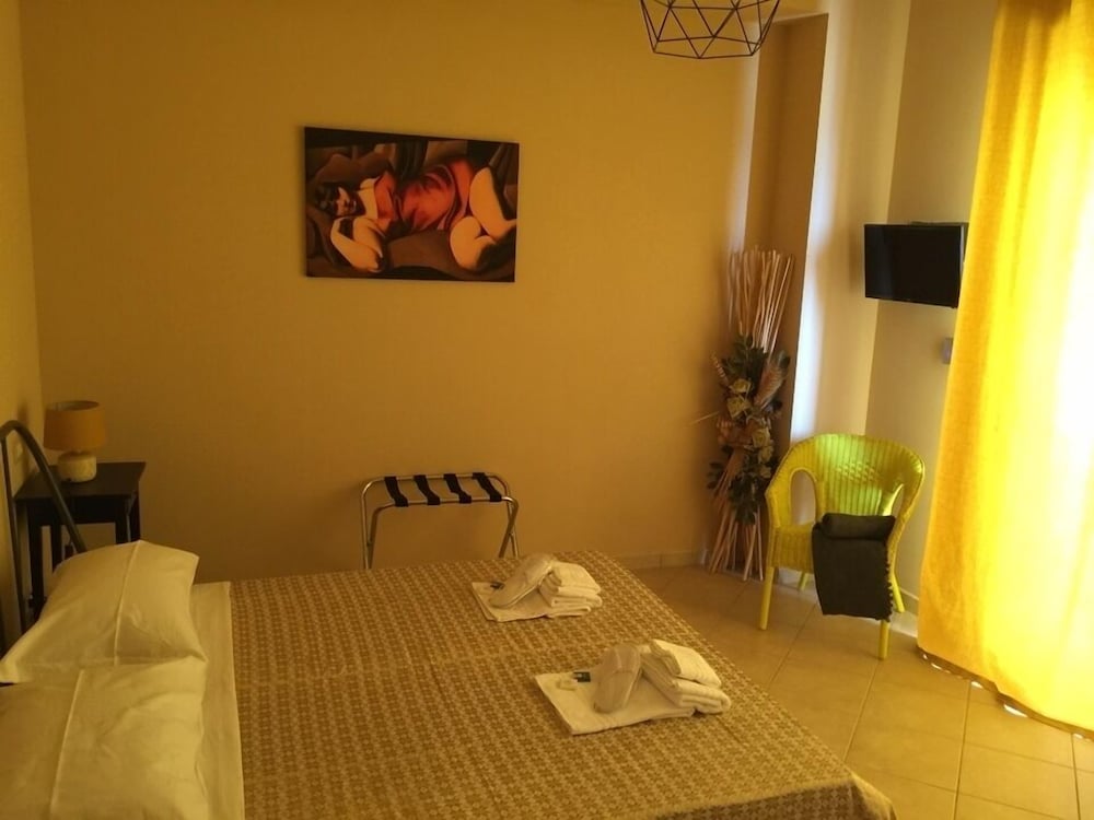 Deluxe Double or Twin Room, Partial Sea View photo 1