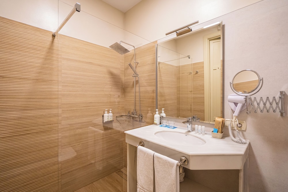 Double or Twin Room with Extra Bed photo 2