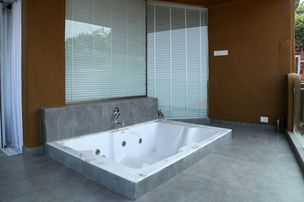 Super Deluxe Cottage with Jacuzzi photo 2