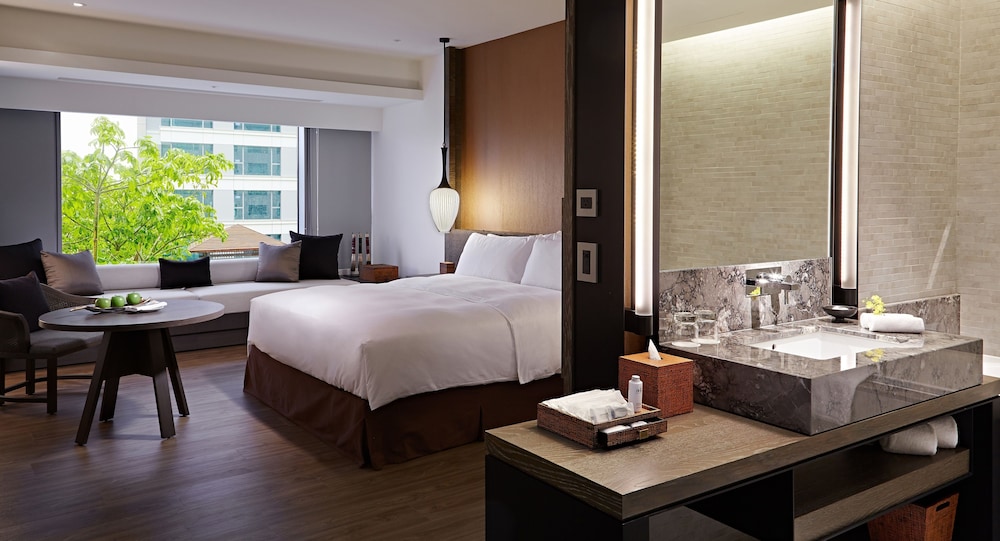 Deluxe Room, 1 King Bed, 1 Pax photo 3