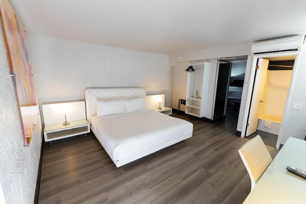 Standard Room, 1 King Bed, Accessible, Non Smoking - Photo 3