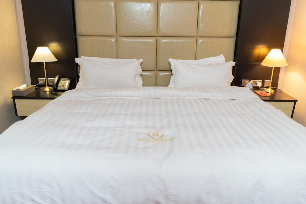 Signature Suite, 1 King Bed, City View, Executive Level photo 3