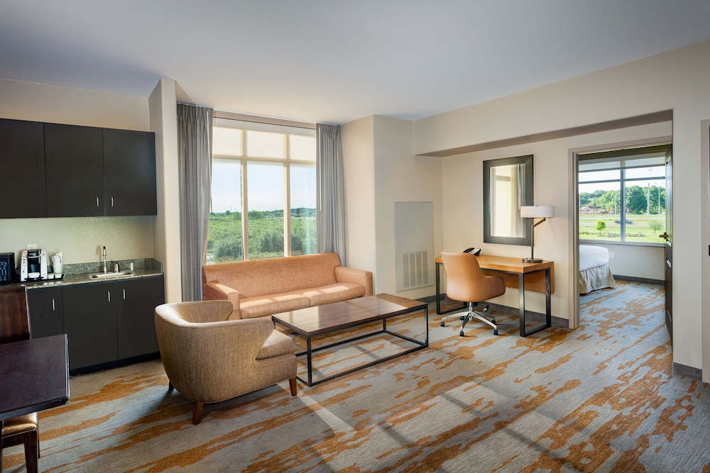 Suite, 1 Bedroom - Photo 3