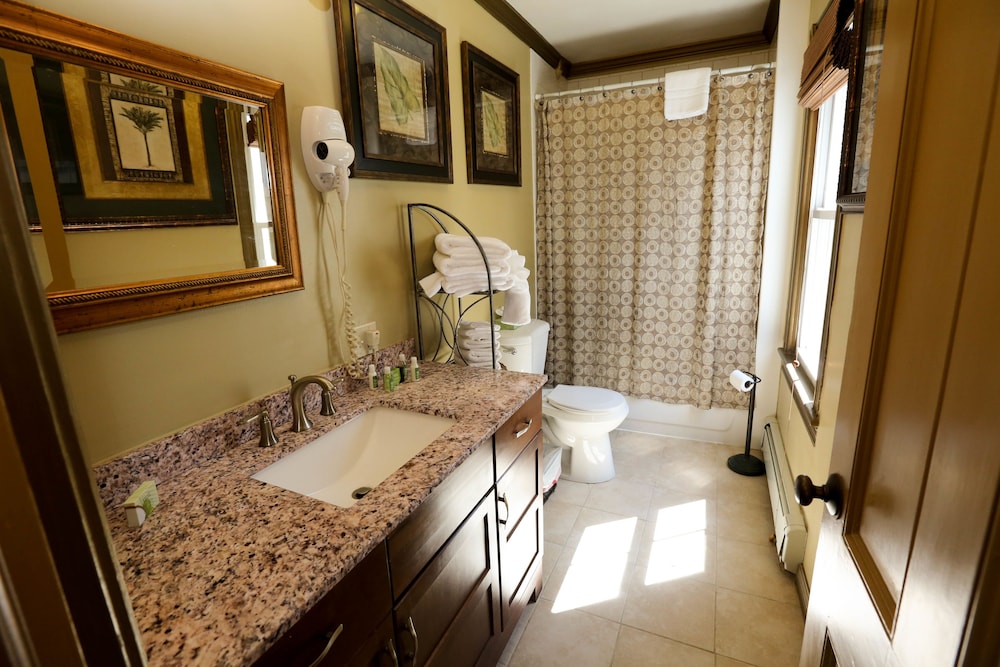 Deluxe Room, 1 King Bed, Private Bathroom (Deluxe King Room) photo 3