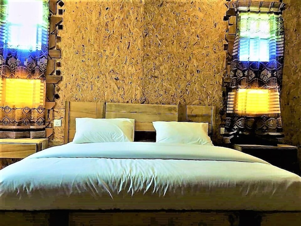 Wood Shelter 1 King Bed photo 1