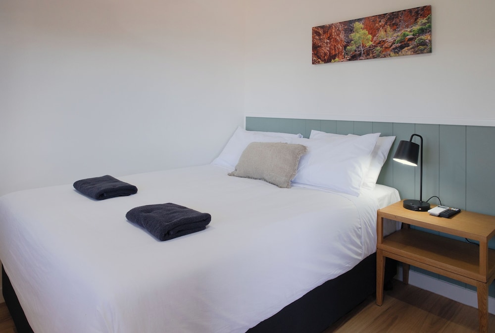 Deluxe 2 Bedroom Access Cabin - Sleeps 4 photo 2