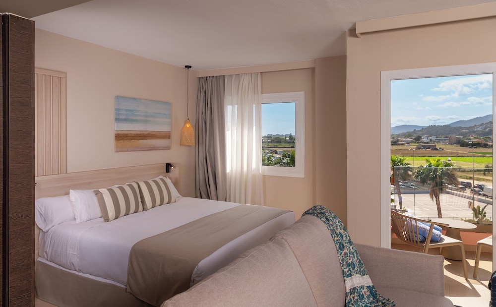 Junior Triple Room, City View (Suite 3 Adults)