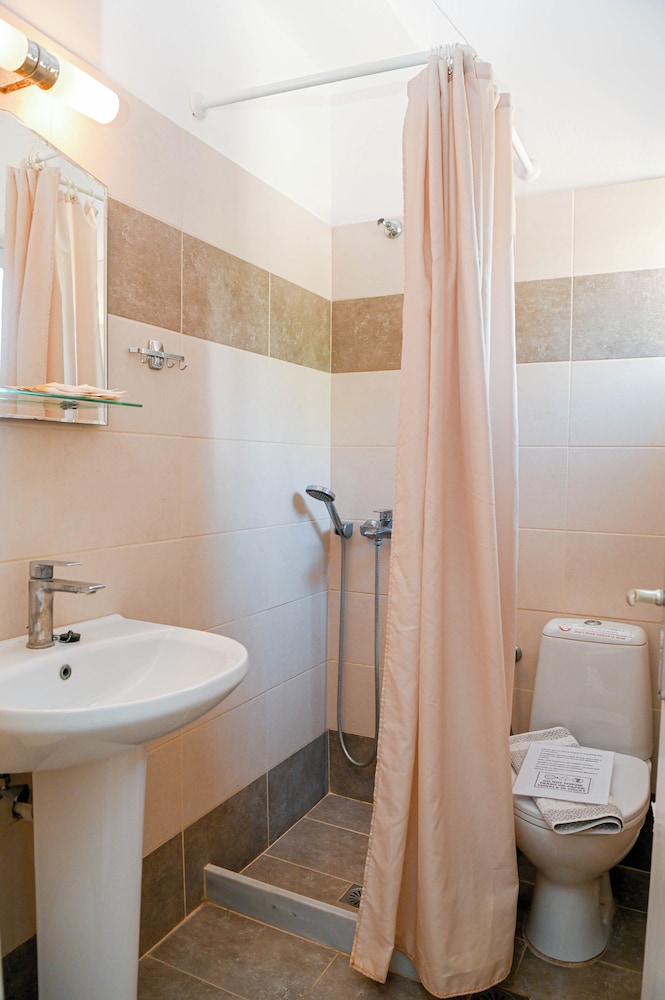 Double Room (No Balcony) - Photo 3