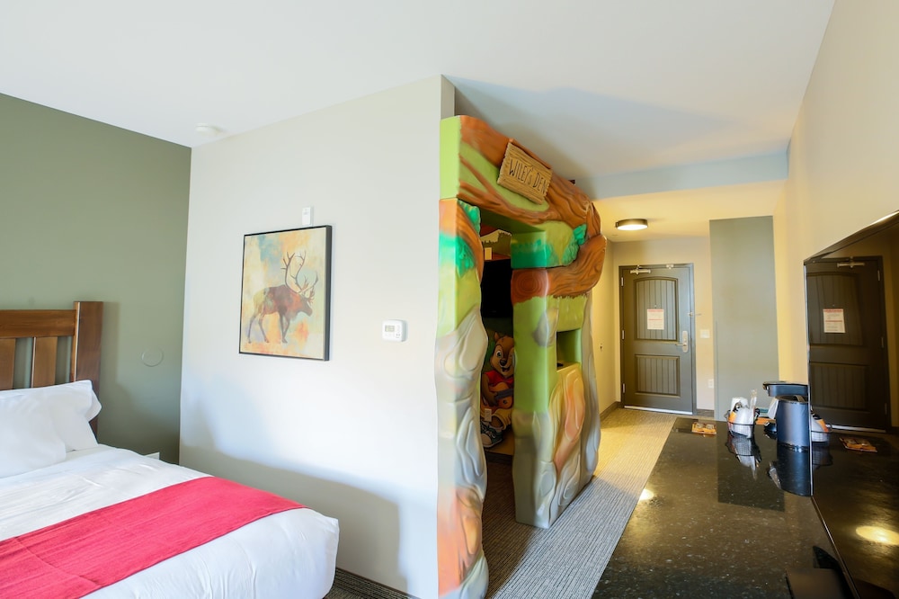 Wolf Den Suite Balcony - Waterpark Included photo 3