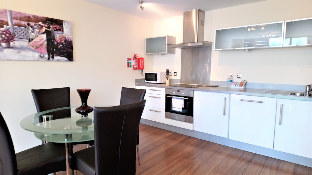 City Apartment, 2 Bedrooms photo 2