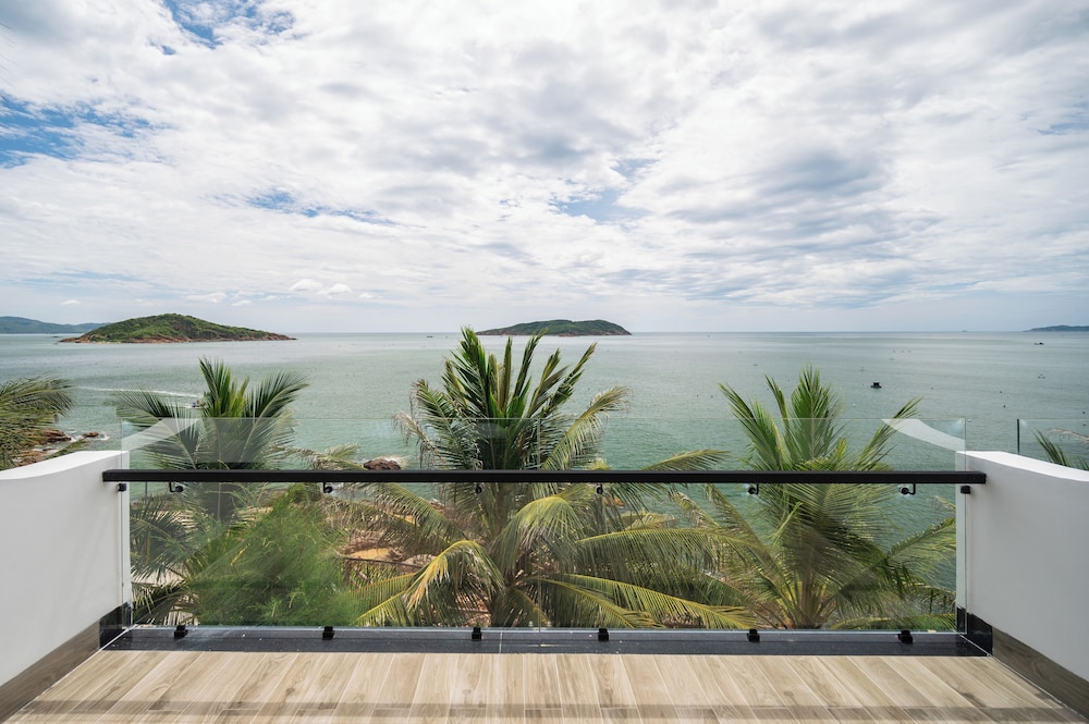 Premier Room, 1 King Bed, Non Smoking, Sea View