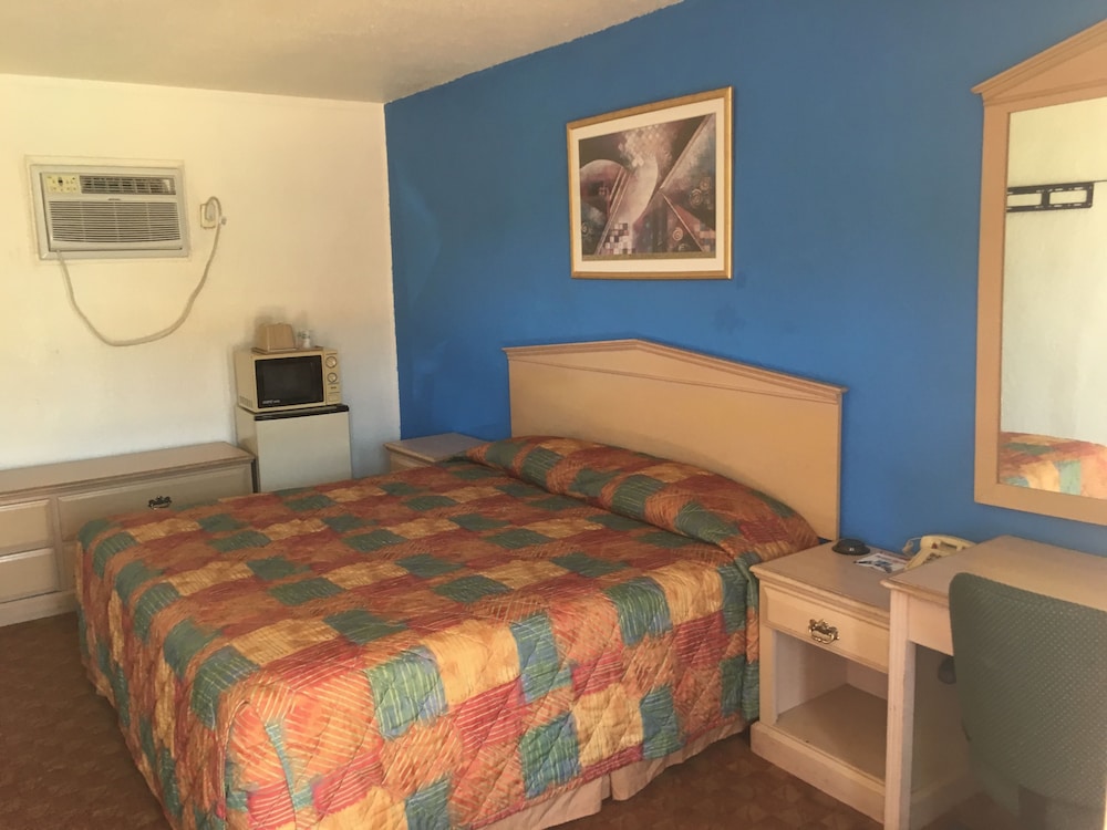 Standard Room, 1 King Bed, Non Smoking photo 1