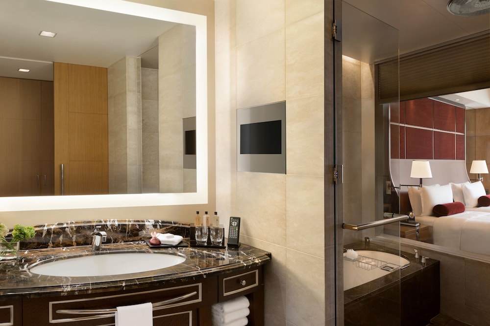 Horizon Club, Premier Room, 1 King Bed thumbnail 6