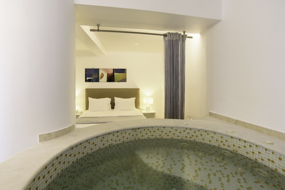 Honeymoon Suite, Jetted Tub - Photo 5