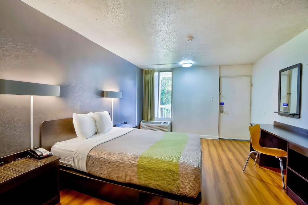 Standard Room, 1 Queen Bed, Smoking, Kitchenette photo 1
