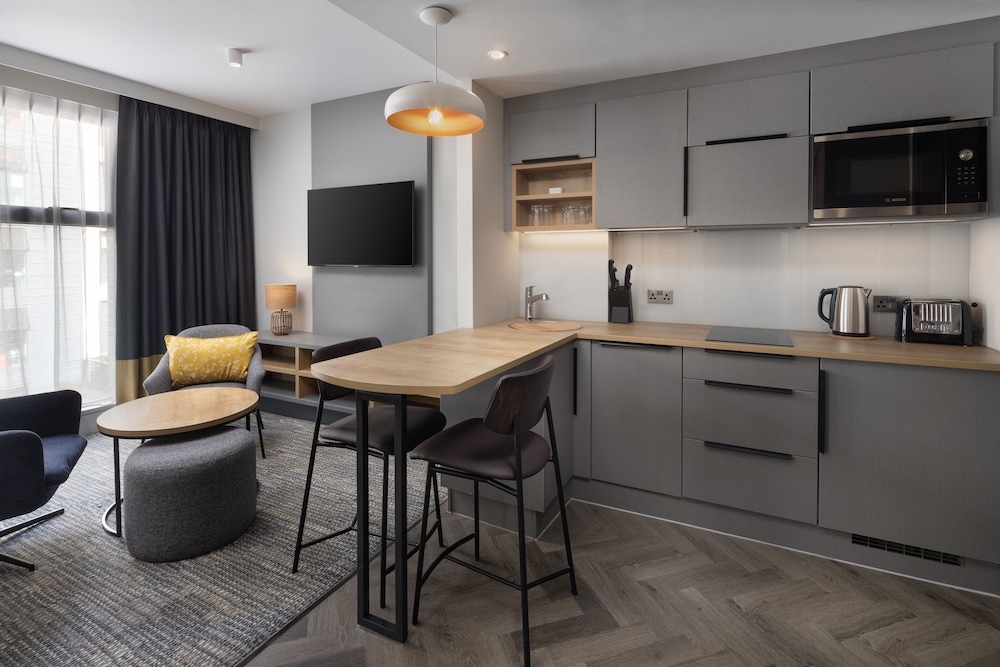 Studio Suite, 1 King Bed, Kitchenette photo 2