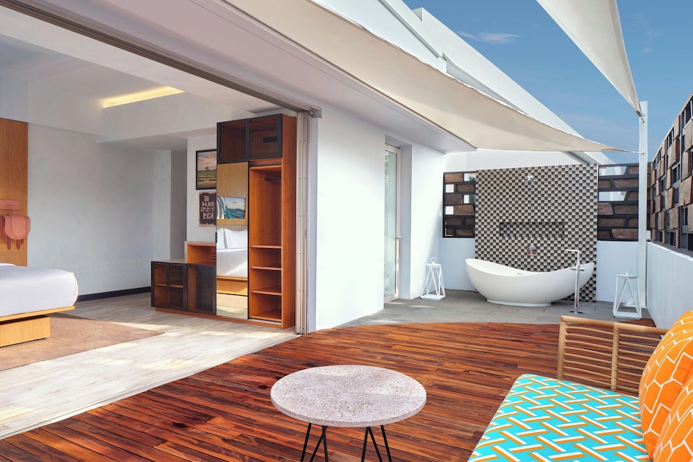 1 King Bed, Large Private Terrace, Aloft Suite