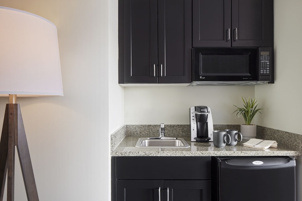 Superior 2 bed Suite with Kitchenette - Photo 4