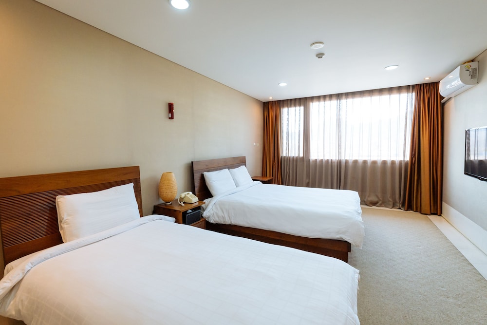 Standard Twin Room - Photo 3