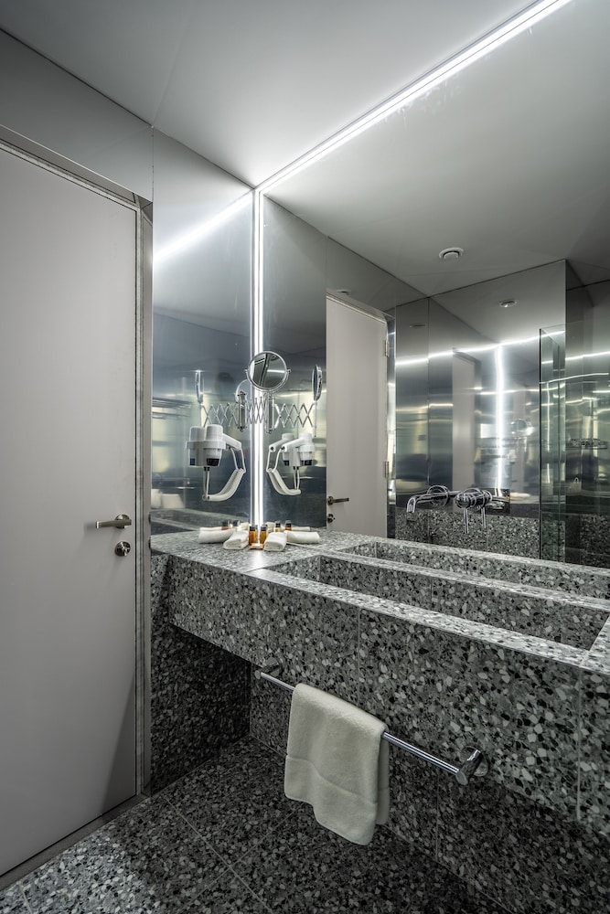 Standard Twin Room - Photo 21